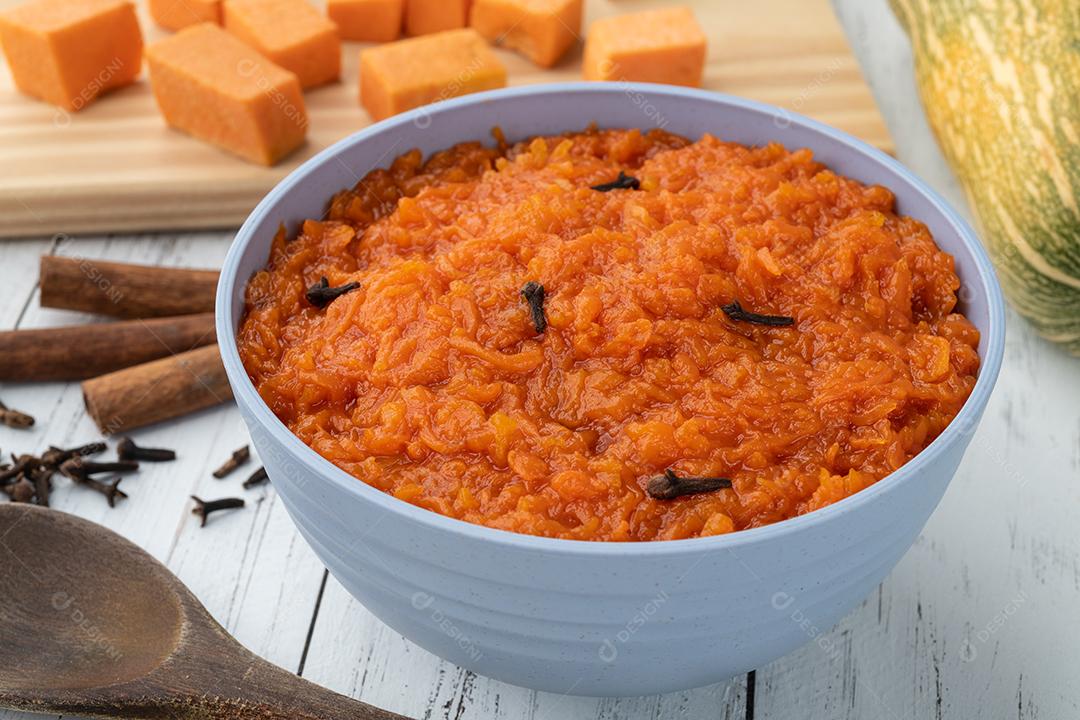 Sobremesa doce de abóbora brasileira tradicional com cravo e canela.