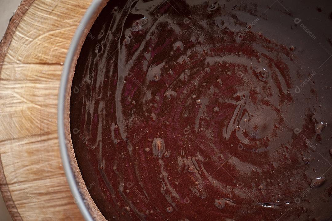 Bolo de chocolate na forma que acabou de sair do forno JPG