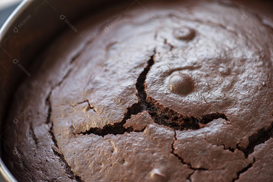 Bolo de chocolate na forma que acabou de sair do forno JPG