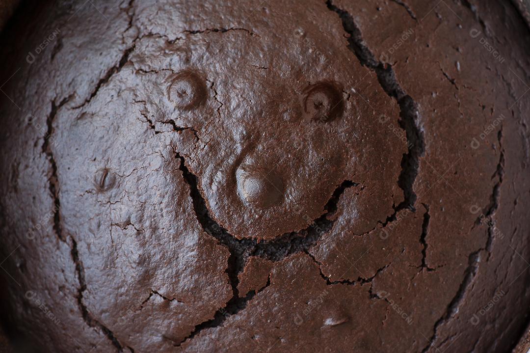 Bolo de chocolate na forma que acabou de sair do forno JPG