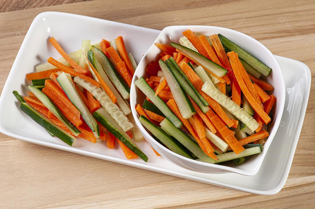 Legumes cortados em palitos, cenouras e pepinos JPG