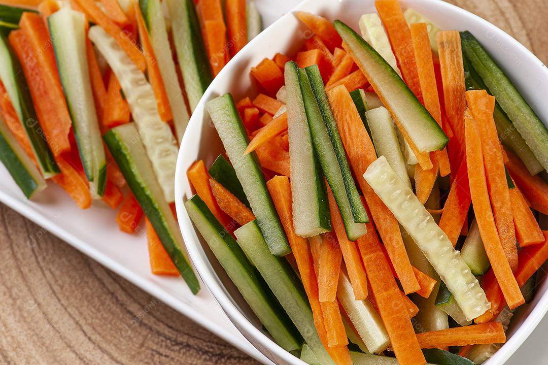 Legumes cortados em palitos, cenouras e pepinos JPG