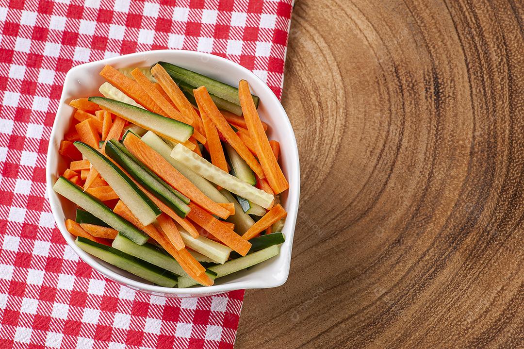 Legumes cortados em palitos, cenouras e pepinos JPG