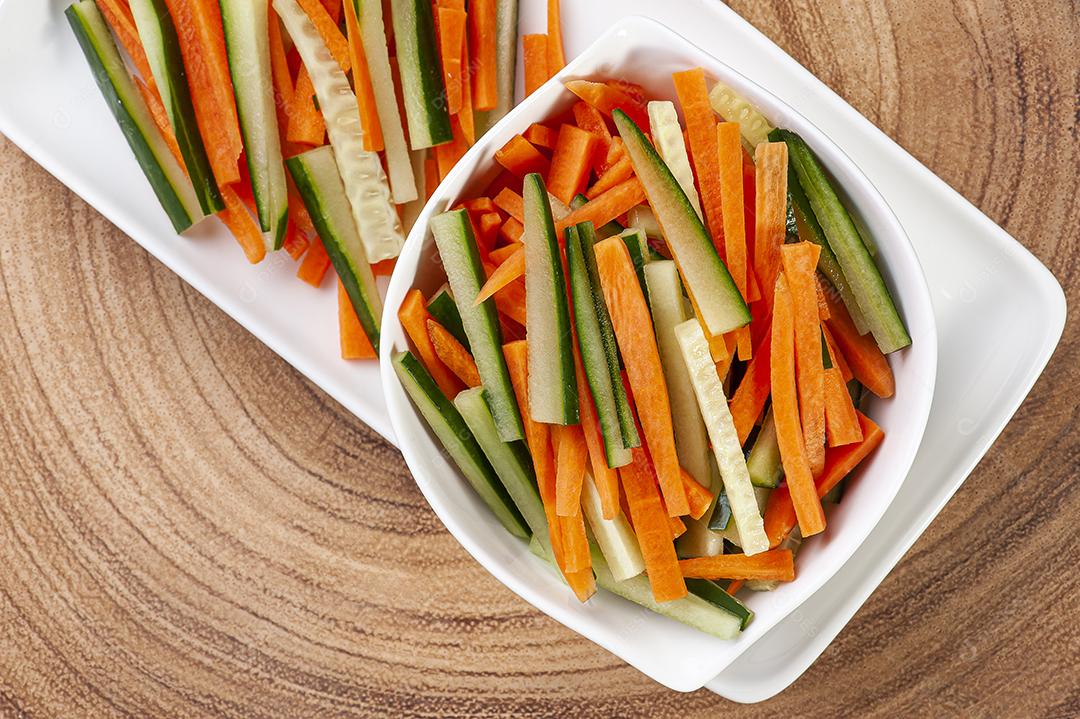 Legumes cortados em palitos, cenouras e pepinos JPG