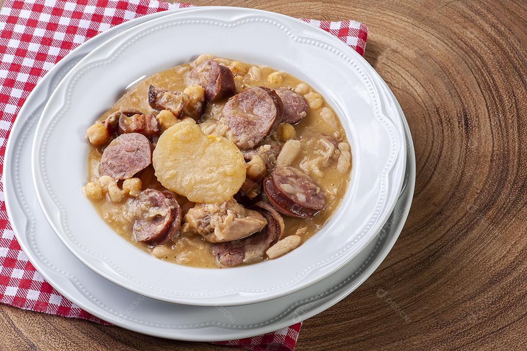 O Puchero. Prato feito com feijão branco, grão-de-bico, salsicha, bacon JPG