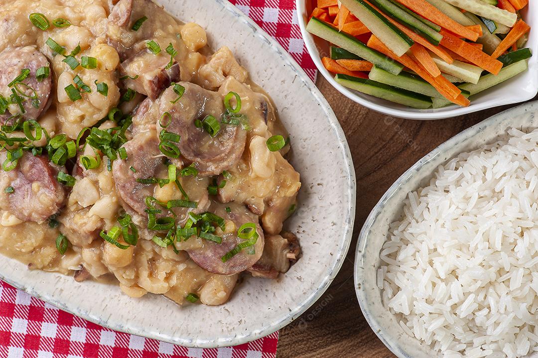 O Puchero. Prato feito com feijão branco, grão-de-bico, salsicha, bacon JPG