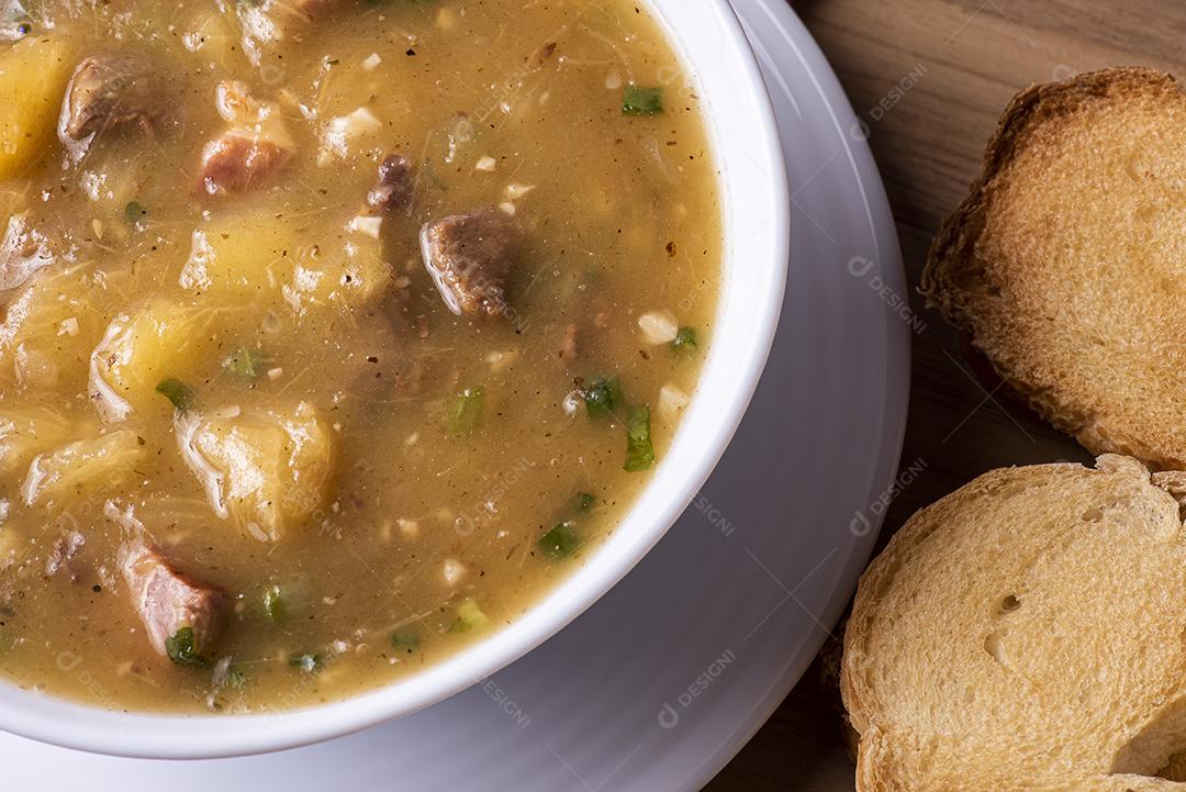 Caldo de mandioca. Caldo cremoso feito com mandioca, salsicha, bacon JPG