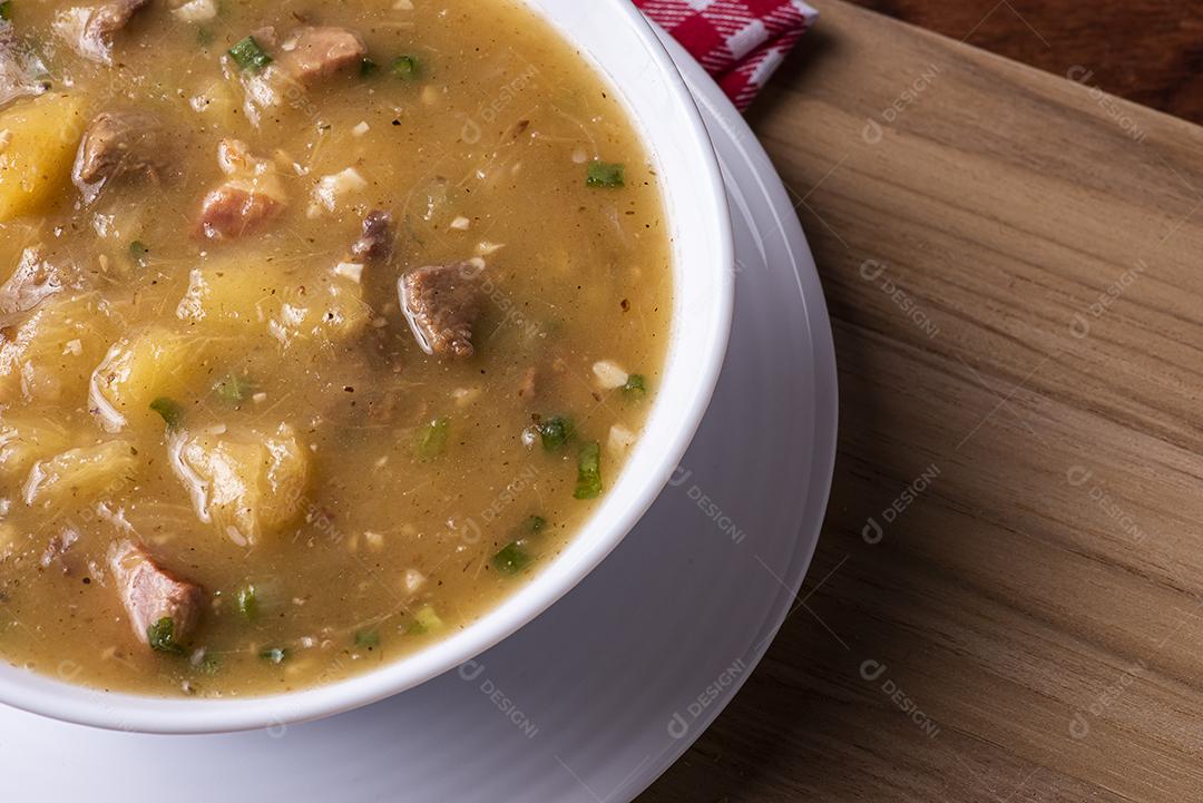 Caldo de mandioca. Caldo cremoso feito com mandioca, salsicha, bacon JPG