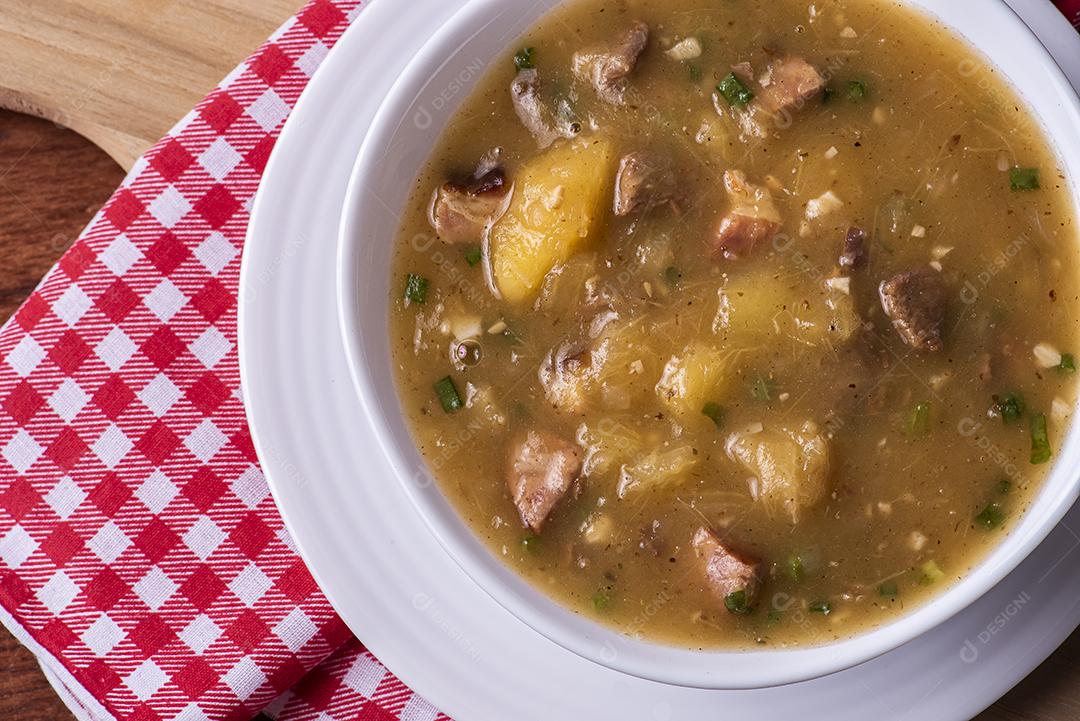 Caldo de mandioca. Caldo cremoso feito com mandioca, salsicha, bacon JPG