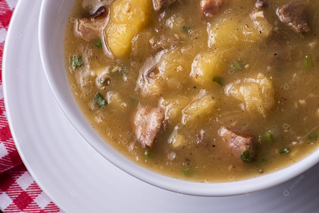 Caldo de mandioca. Caldo cremoso feito com mandioca, salsicha, bacon JPG