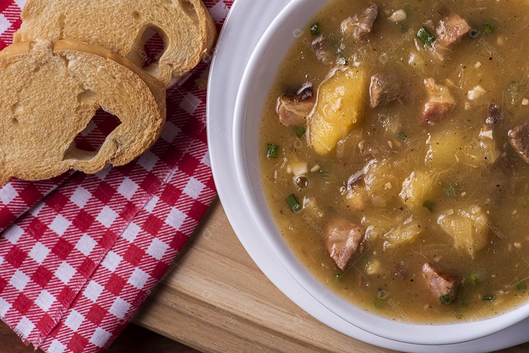Caldo de mandioca. Caldo cremoso feito com mandioca, salsicha, bacon JPG