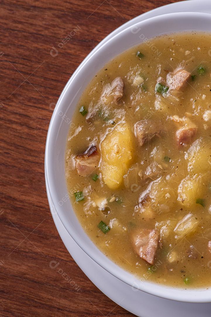 Caldo de mandioca. Caldo cremoso feito com mandioca, salsicha, bacon JPG