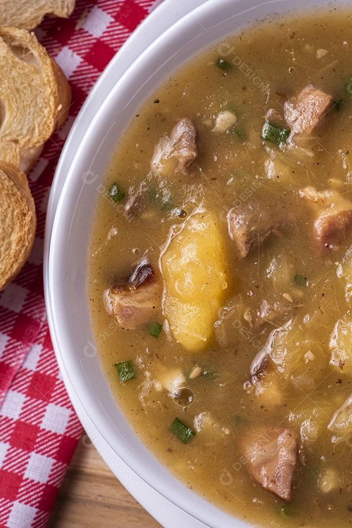 Caldo de mandioca. Caldo cremoso feito com mandioca, salsicha, bacon JPG