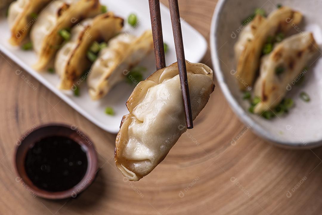 Guioza ou Jiaozi aperitivo da culinária chinesa e japonesa JPG