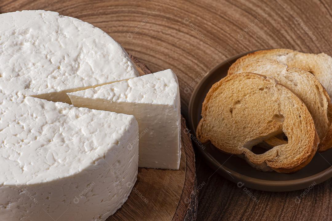 Queijo fresco redondo, típico do interior do brasil no estado de Minas Gerais Imagem JPG