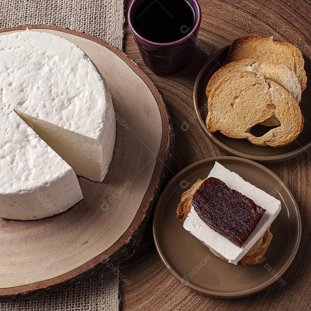 Queijo fresco redondo, típico do interior do brasil no estado de Minas Gerais Imagem JPG