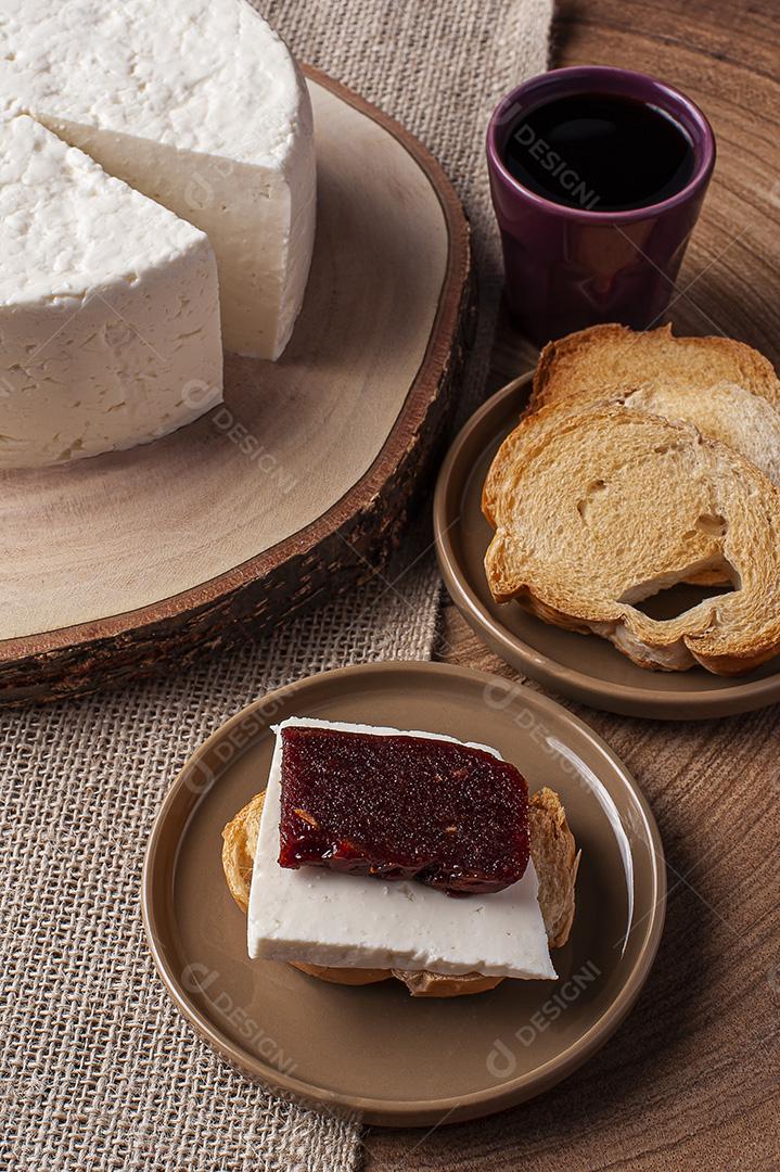 Queijo fresco redondo, típico do interior do brasil no estado de Minas Gerais Imagem JPG