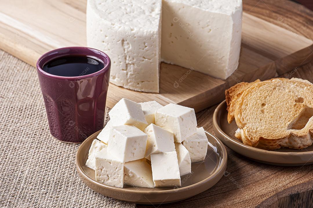 Queijo fresco redondo, típico do interior do brasil no estado de Minas Gerais Imagem JPG