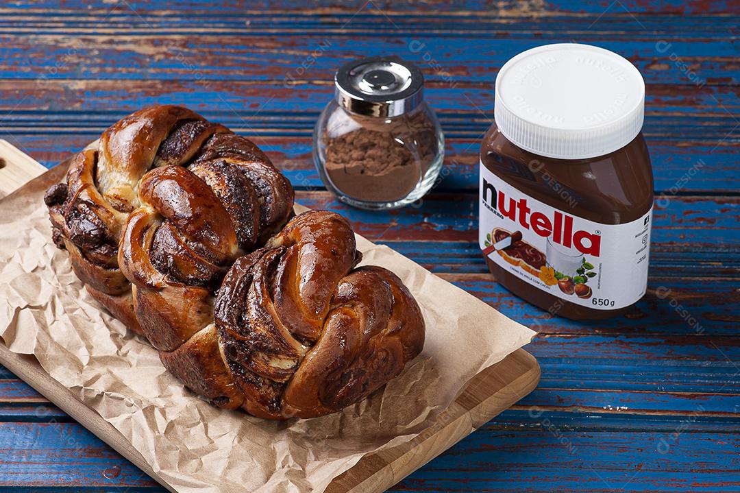 Chocolate Babka ou Pão de Brioche. Recheado com creme de avelã Nutella Imagem JPG