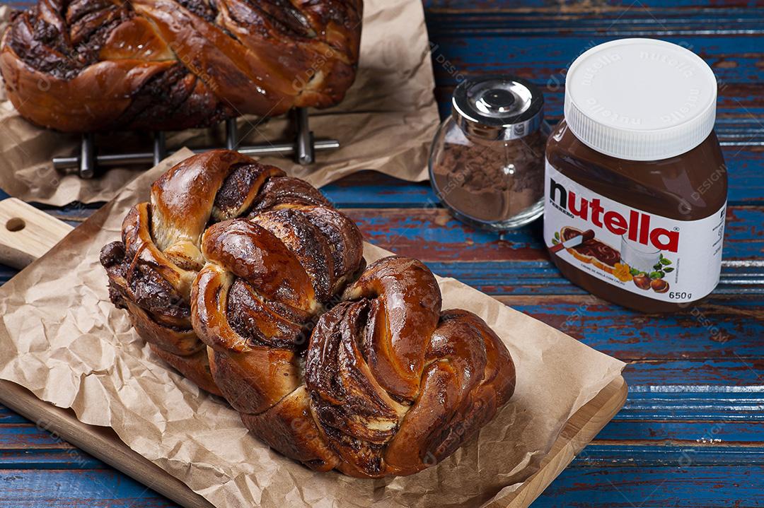 Chocolate Babka ou Pão de Brioche. Recheado com creme de avelã Nutella Imagem JPG
