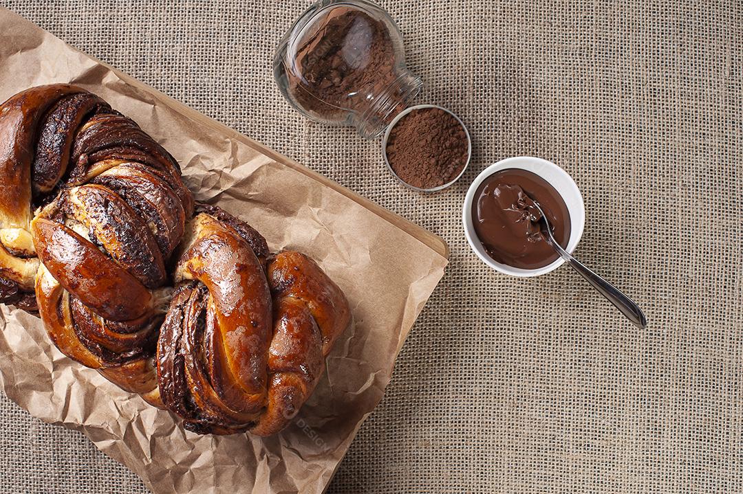 Chocolate Babka ou Pão Brioche. Recheado com creme de avelã Imagem JPG