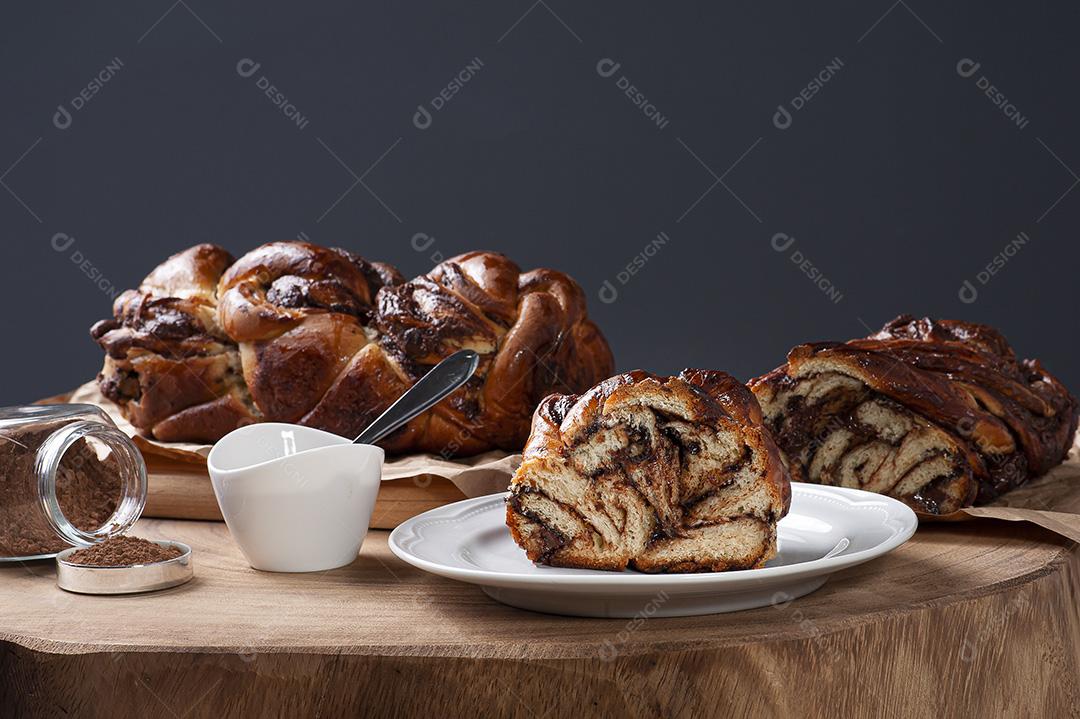 Chocolate Babka ou Pão Brioche. Recheado com creme de avelã Imagem JPG