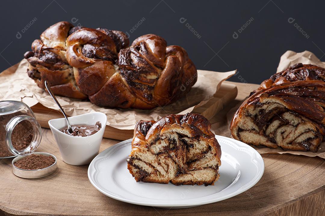 Chocolate Babka ou Pão Brioche. Recheado com creme de avelã Imagem JPG