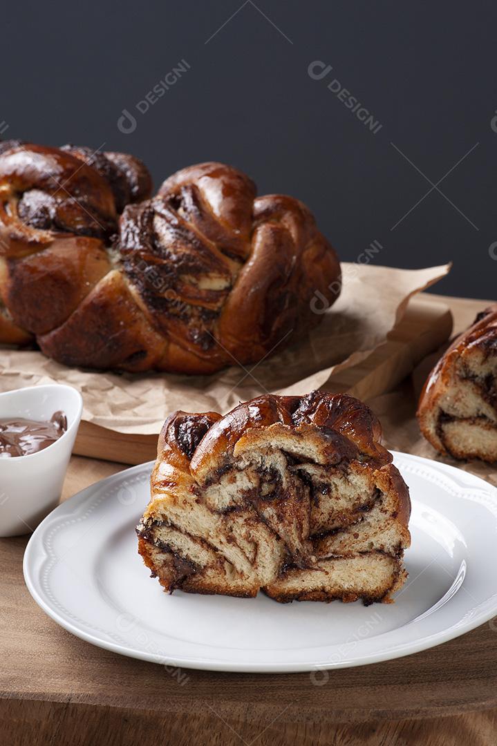 Chocolate Babka ou Pão Brioche. Recheado com creme de avelã Imagem JPG