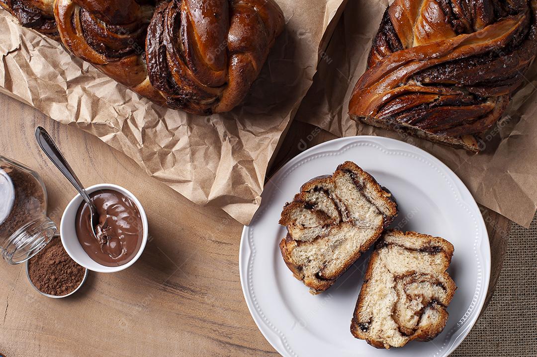 Chocolate Babka ou Pão Brioche. Recheado com creme de avelã Imagem JPG