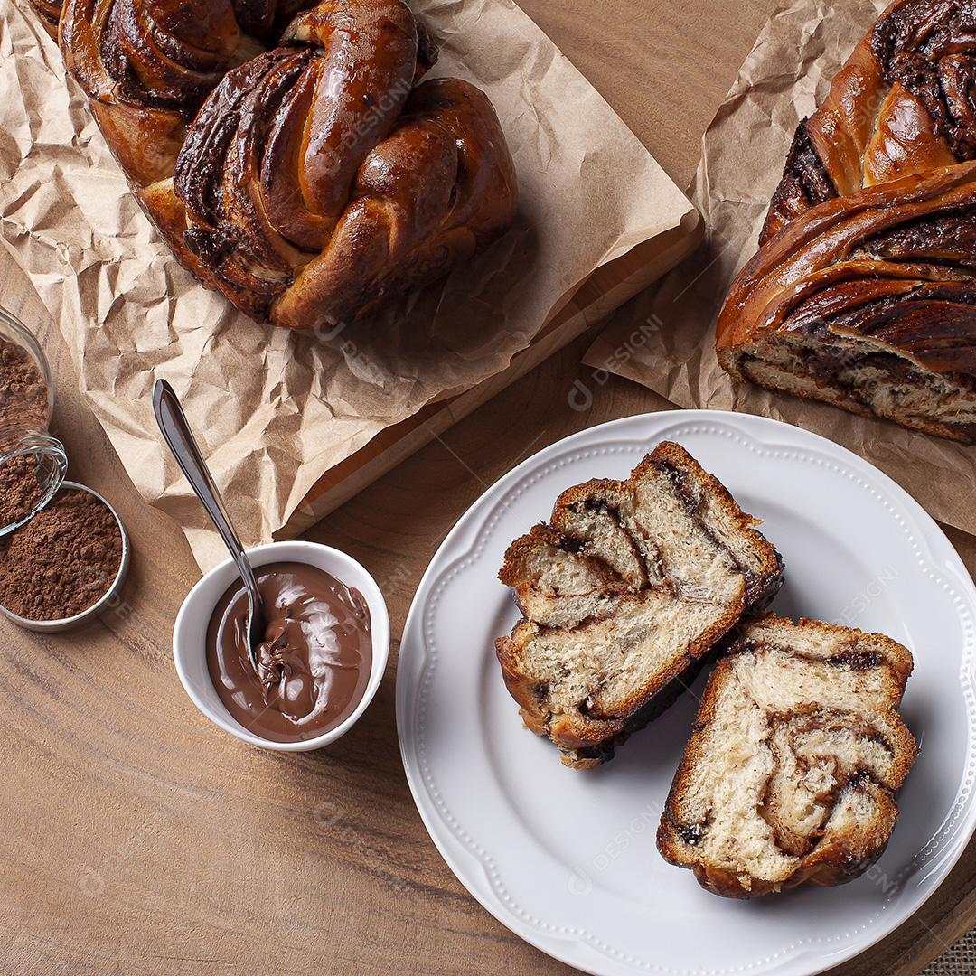 Chocolate Babka ou Pão Brioche. Recheado com creme de avelã Imagem JPG