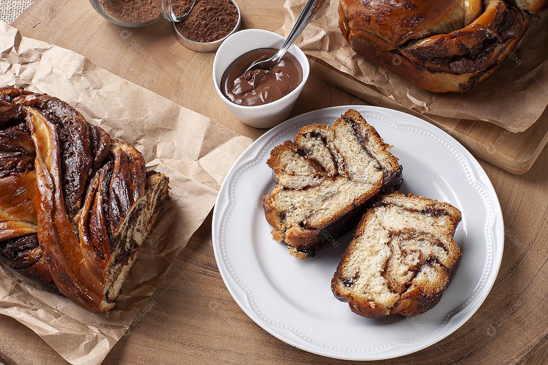 Chocolate Babka ou Pão Brioche. Recheado com creme de avelã Imagem JPG