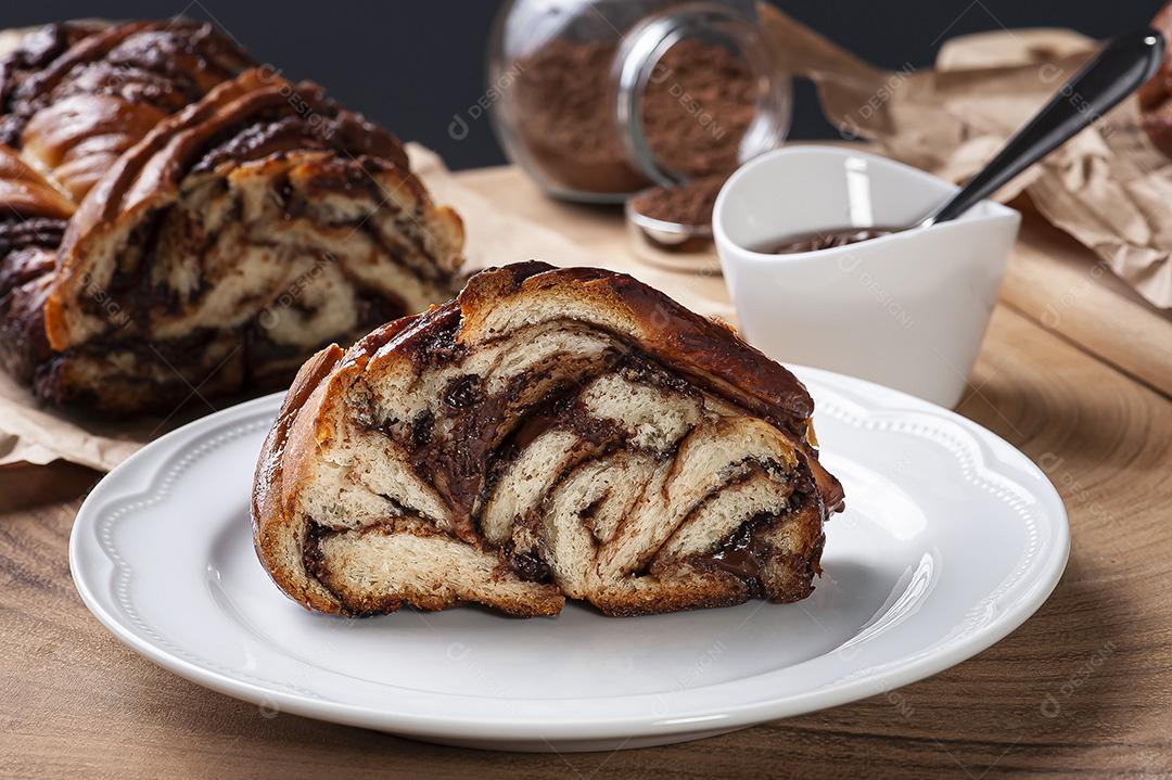 Chocolate Babka ou Pão Brioche. Recheado com creme de avelã Imagem JPG