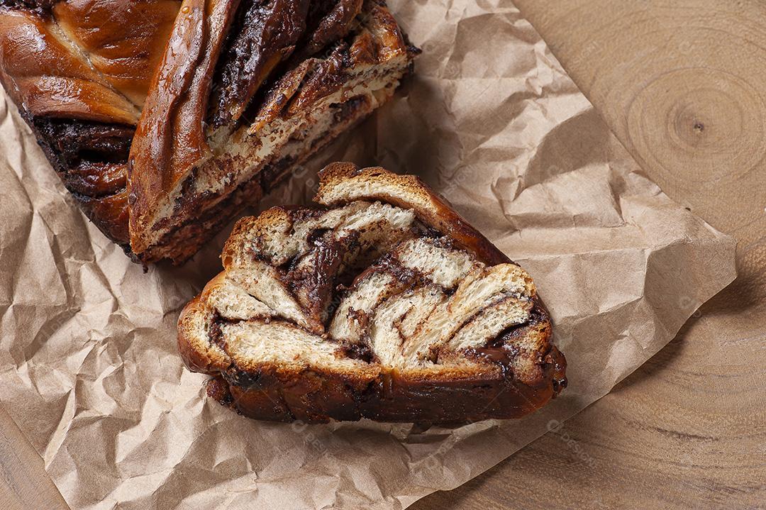 Chocolate Babka ou Pão Brioche. Recheado com creme de avelã Imagem JPG