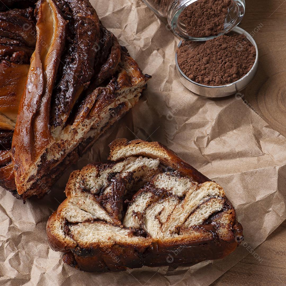 Chocolate Babka ou Pão Brioche. Recheado com creme de avelã Imagem JPG
