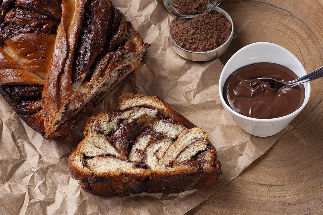Chocolate Babka ou Pão Brioche. Recheado com creme de avelã Imagem JPG
