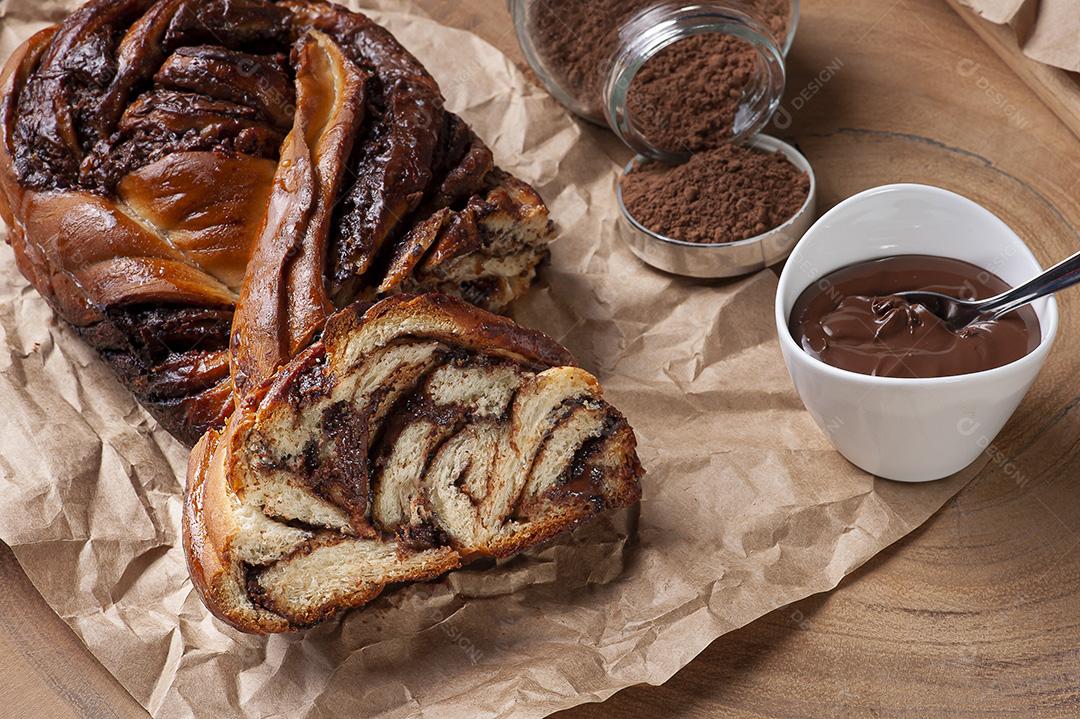 Chocolate Babka ou Pão Brioche. Recheado com creme de avelã Imagem JPG