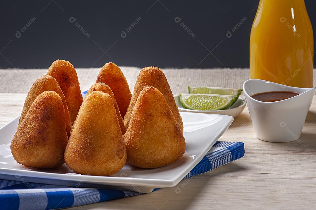 Parte da coxinha. Aperitivo da culinária brasileira servido no BA  JPG