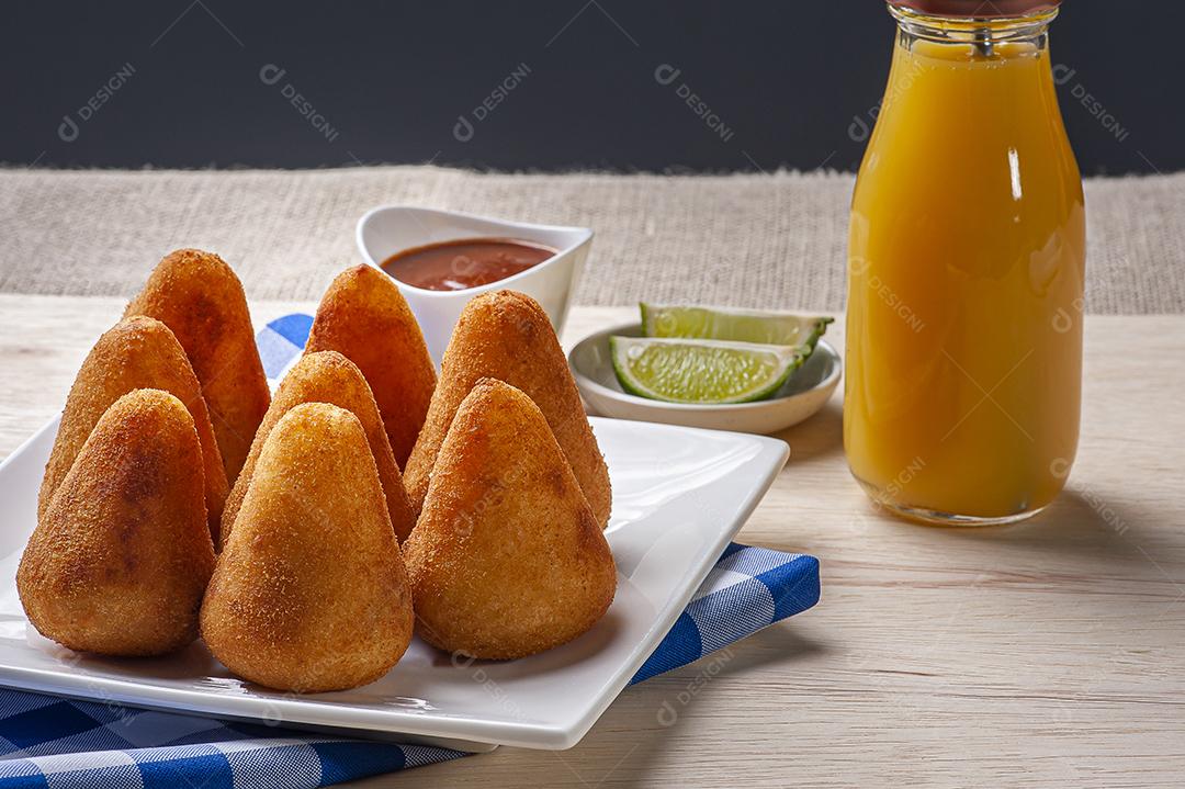 Parte da coxinha. Aperitivo da culinária brasileira servido no BA  JPG