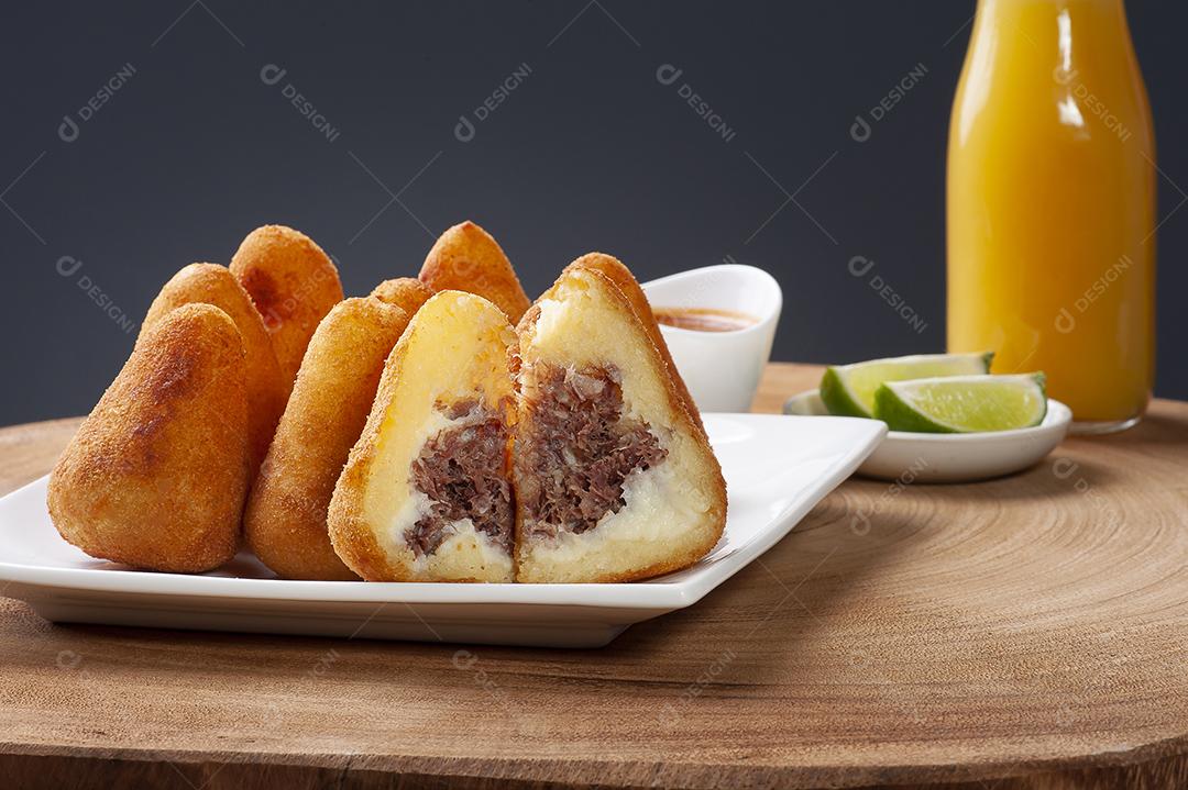 Coxinha de carne seca. Aperitivo da culinária brasileira servido em bar JPG