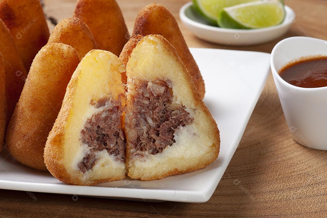 Coxinha de carne seca. Aperitivo da culinária brasileira servido em bar JPG