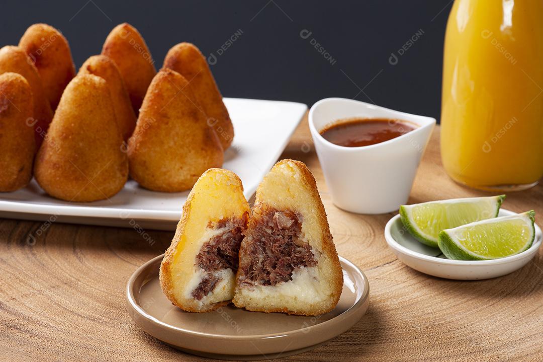 Coxinha de carne seca. Aperitivo da culinária brasileira servido em bar JPG
