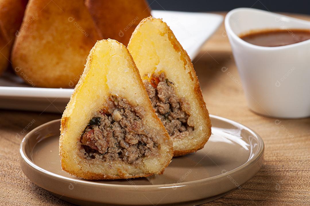 Coxinha de carne moída. Aperitivo do Brasileiro JPG