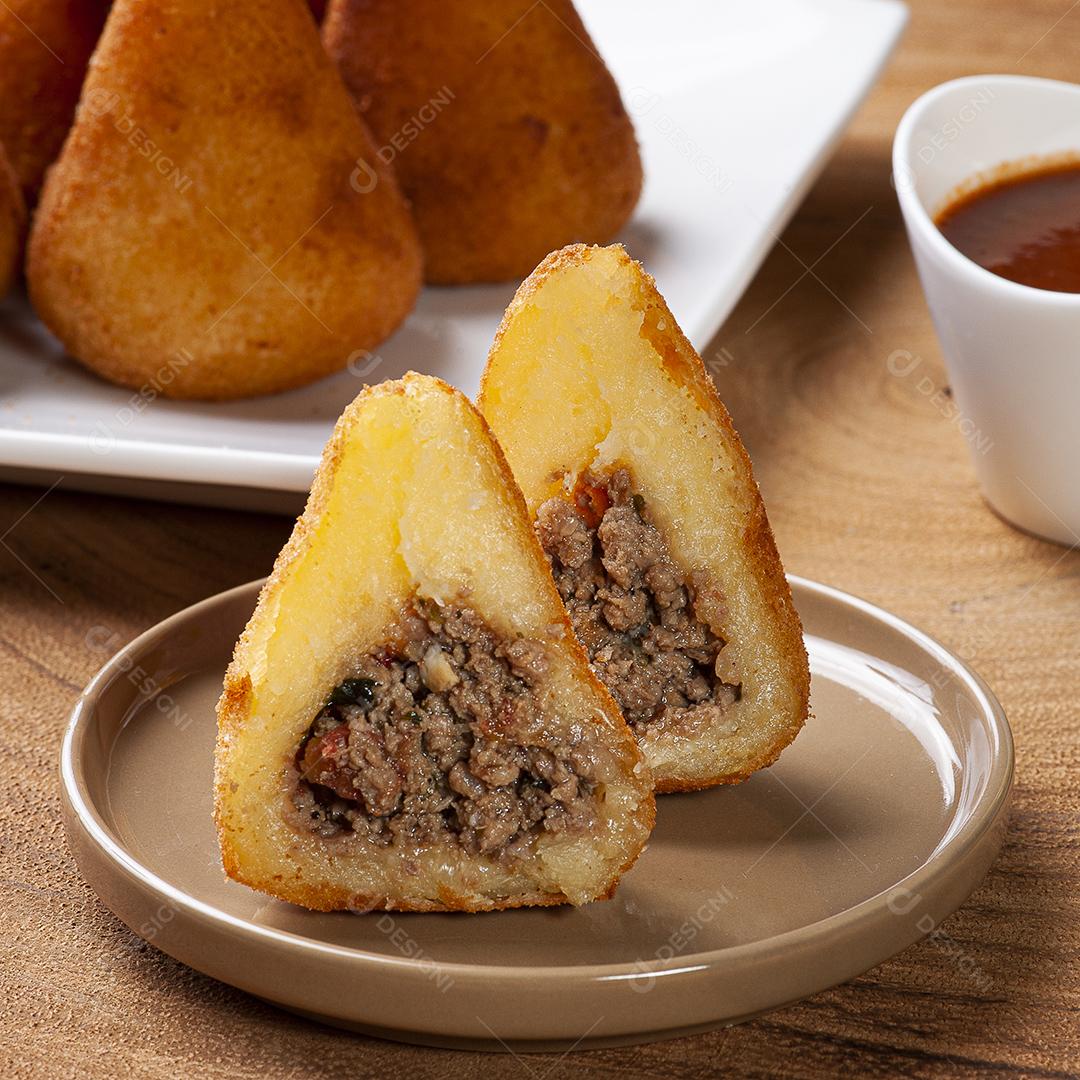 Coxinha de carne moída. Aperitivo do Brasileiro JPG