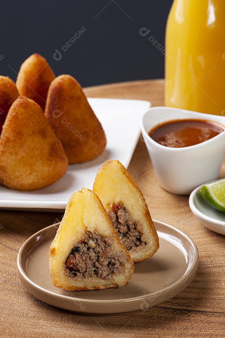 Coxinha de carne moída. Aperitivo do Brasileiro JPG