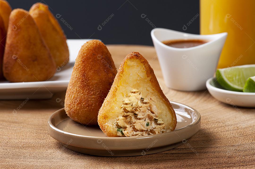 Coxinha de frango. Aperitivo da culinária brasileira JPG