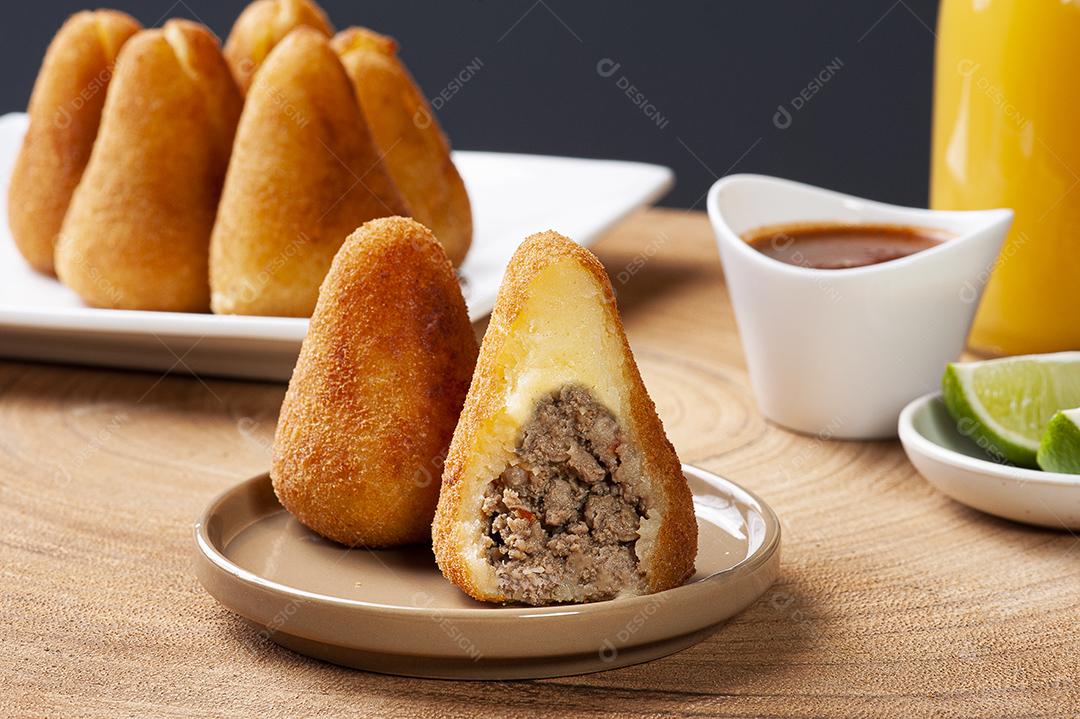Coxinha de carne moída. Aperitivo da culinária brasileira JPG