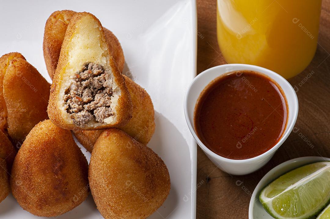 Coxinha de carne moída. Aperitivo da culinária brasileira JPG