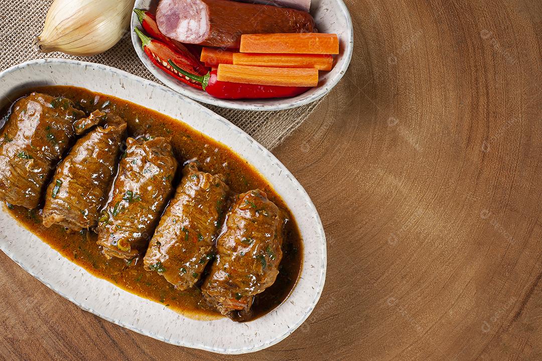 Enrole bife em delicioso molho de tomate JPG