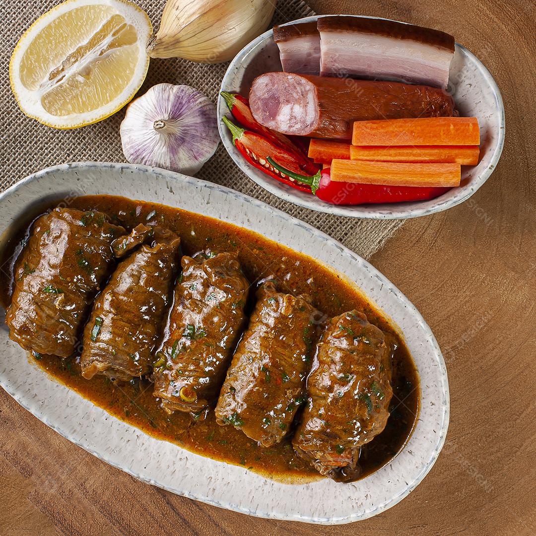 Enrole bife em delicioso molho de tomate JPG