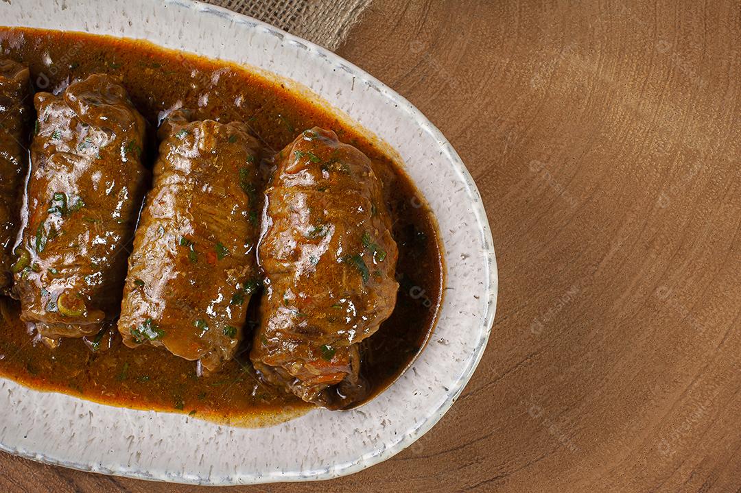 Enrole bife em delicioso molho de tomate JPG